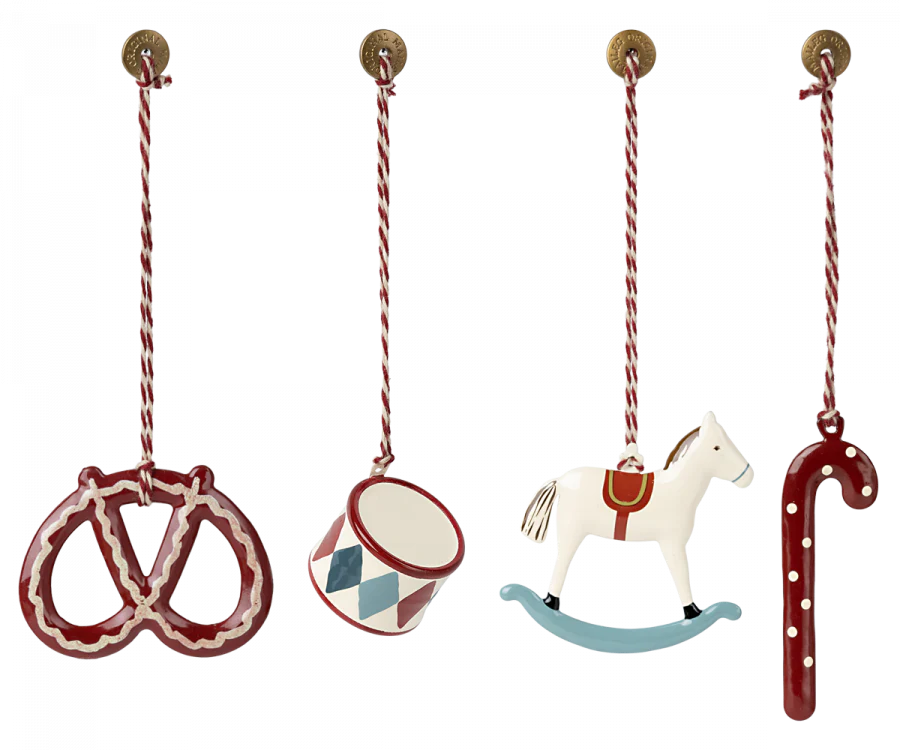 Peter's Christmas - Metal Ornament Set