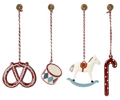 Peter's Christmas - Metal Ornament Set